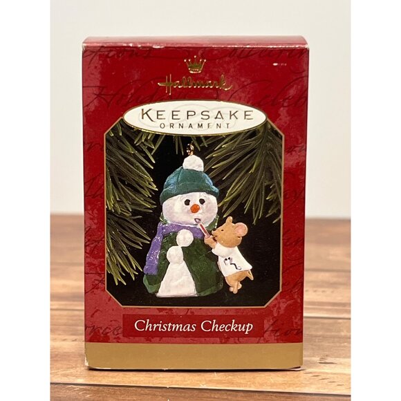 1997 HALLMARK ORNAMENT QX6385 CHRISTMAS CHECKUP SNOWMAN & MOUSE W/ THERMOMETER - Picture 2 of 11
